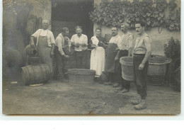 Intérieur De Ferme, Hommes Remplissant Des Tonneaux - Vin - Vigne - A Identifier