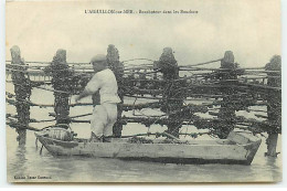 L'AIGUILLON-SUR-MER - Bouchoteur Dans Les Bouchots - Moules - Autres & Non Classés