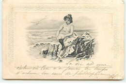 Jeune Femme Remettant Ses Bas Assise Sur Un Rocher Près De La Mer - Baigneuse - Women
