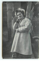 Ukraine - Les Typs Et Les Vues Du Ukraina N°498 - Jeune Femme En Tenue Régionale Et Un Manteau - Ucrania