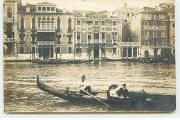 Italie - VENISE - RPPC - Couple Dans Une Gondole Devant L'Hotel De Milan - Venezia (Venice)