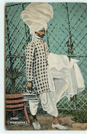 Inde - Dhobi (Washingman) - Homme Tenant Un Fer à Repasser - India