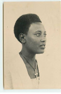 Djibouti - RPPC - Profil D'une Jeune Femme, Portant Une Croix - Dschibuti