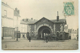 DOURDAN - Les Halles Et La Place - Commerces, Coiffeur G. Ambroise, Bijouterie, Magasin De Chaussures ... - Dourdan