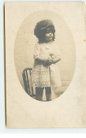 Carte-Photo - Fillette En Robe En Dentelle Debout Sur Une Chaise Tenant Une Fleur - Retratos