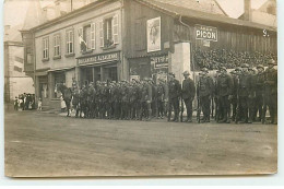 Carte Photo à Localiser - Rassemblement De Militaires Dans Une Rue, Boulangerie Alsacienne, Plaque Picon, Byrrh, Lu ... - Cafés