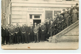 Carte Photo à Localiser - Hommes Sur Le Perron D'un Bâtiment - Inspecteur De Police - Paris ? - A Identificar