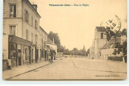 VILLENNES-SUR-SEINE - Place De L'Eglise - Galeries Parisiennes, Hôtel - Villennes-sur-Seine