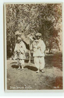 Pakistan - Dera Ismail Khan - Une Femme Et Un Enfant Sur Un Dromadaire, Avec Deux Hommes - Pakistan