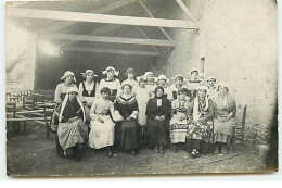 Carte Photo à Localiser - Groupe De Personnes Déguisées Dans Une Grange - To Identify