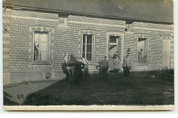 Carte Photo à Localiser - Homme Près D'un Cheval Dans Une Cour De Ferme - A Identifier