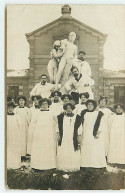 Carte Photo à Localiser - PARIS ???? - Ecole Chahut - Hommes Et Femmes Autour D'une Statue - Onderwijs, Scholen En Universiteiten