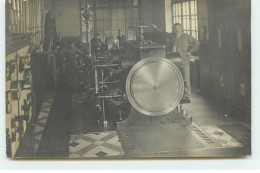 Carte Photo à Localiser - Hommes Dans Une Usine - Industrial