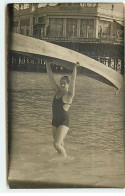 Carte Photo à Localiser - Homme En Tenue De Bain Portant à Bout De Bras Une Barque - Grand Restaurant - A Identifier