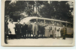 Carte Photo à Localiser - Groupe D'hommes Et De Femmes Devant Un Autocar - Espagne ? - Andere & Zonder Classificatie