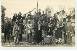 Carte Photo à Localiser - Jeunes Hommes Et Jeunes Femme Sur Un Char Décoré, Certains Déguisés - A Identifier