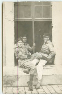 Carte-Photo - Groupe De Militaires Assis Sur Une Fenêtre - Autres & Non Classés