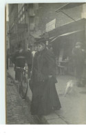 Carte Photo à Localiser - Femme Dans Une Rue - Mode - Vélo - A Identifier