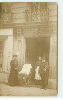 Carte Photo à Localiser (probablement Paris) - Photo D'un Couple Au Pas D'une Porte D'immeuble Près D'un Landau - A Identifier