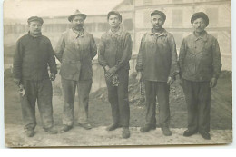 Carte Photo à Localiser - Hommes En Tenue De Travail - Photos R. Peytregnet - To Identify