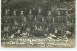 RPPC - Militaires Posant Avec Leurs Armes - Erinnerung An Die ... - Régiments