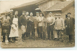 Carte Photo à Localiser - Militaires Après Avoir Tué Un Boeuf, Certains Avec Des Outils De Boucher - To Identify