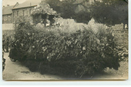 Carte Photo à Localiser - Jeunes Femmes Sur Un Char Fleuri - To Identify