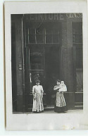 Carte Photo - Teinturerie - Deux Femmes, Dont Une Portant Un Bébé Devant Un Commerce - Shops