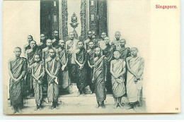 SINGAPORE - Groupe De Bonzes Sur Le Perron D'un Temple - Singapur