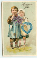 Carte Gaufrée - Fantaisie - Heureuse Fête - Couple D'enfants Avec Un Coeur De Myosotis Et Un Bouquet De Violettes - Autres & Non Classés