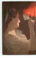 Jeune Femme Regardant Une Lettre Sous Une Lampe Avec Un Abat-jour Rouge - N°15661 - Femmes