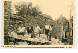 Carte-Photo à Identifier - Hommes Travaillant Près D'un Mur - Tailleurs De Pierres - Artisanat