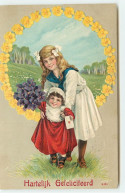 Carte Gaufrée - Hartelijk Gefeliciteerd - Jeune Fille Portant Une Fillette Avec Un Bouquet De Violettes - Andere & Zonder Classificatie