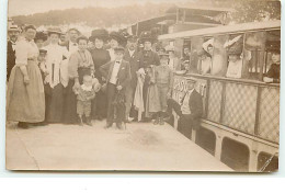 Carte-Photo à Identifier - Hommes, Femmes Et Enfants Sur Un Quai ??? Bateau - A Identifier