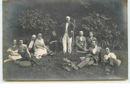 Carte-Photo - VAUCRESSON - Hommes Et Femmes Assis Dans L'herbe - Vaucresson