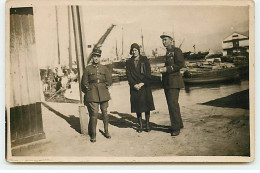 Liban - BEYROUTH - Une Femme Entre Deux Militaires Sur Le Quai Du Port - Liban