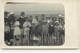 Carte Photo à Localiser - Enfants Sur Une Plage Avec Des Pelles Et Des Bateaux - Te Identificeren