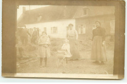 Carte Photo à Localiser - Intérieur De Ferme - Fillettes Avec Landau Et Poupée - Te Identificeren