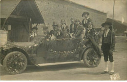 Carte Photo - Automobile - Hommes Et Enfants Habillés En Toréador Dans Une Voiture - Passenger Cars