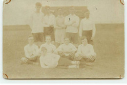 RPPC - Groupe De Jeunes Hommes En Tenue De Sport - Autres & Non Classés