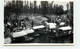 MEXIQUE - XOCHIMILCO- RPPC - Hommes Sur Des Embarcations Arrivant Sur Un Quai - Messico