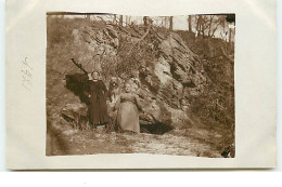 GIBRALTAR - RPPC - Deux Femmes Et Un Chien Près D'une Souche - Gibilterra