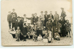 Carte Photo à Localiser - Groupe D'hommes, De Femmes Et D'enfants Sur Une Plage Près D'une Barque - Zu Identifizieren