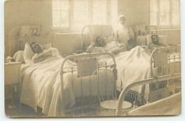 Carte Photo - PARIS - Santé - Militaires Allités Dans Un Hôpital - Gesundheit, Krankenhäuser