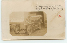 Carte Photo - Homme Au Volant D'une Voiture Sortant D'un Garage - Villégiature Lodève Bédarieux - Toerisme