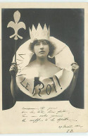 Carte Photo - Femme Sortant D'un Cerceau En Papier - Le Roi - Papier Crevé - Femmes