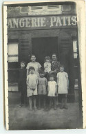 Carte Photo - Commerce - Deux Femmes, Et Des Enfants Devant Une Boulangerie Patisserie - Winkels