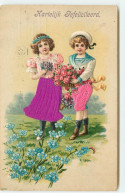 Carte Gaufrée - Hartelijk Gefeliciteerd - Couple D'enfant Portant Un Panier Rempli De Fleurs - Autres & Non Classés