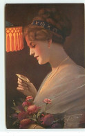 Jeune Femme S'admirant Dans Un Petit Miroir Sous Une Lampe Avec Un Abat-jour Orange - N°15661 - Femmes