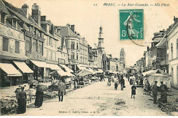 ORBEC - La Rue-Grande - Un Jour De Marché - Commerces - Orbec